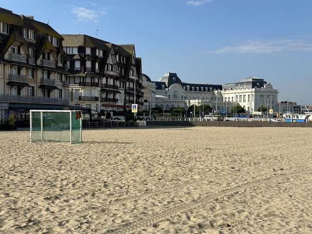 Nous allons rejoindre la Promenade des Planches au niveau du Casino.