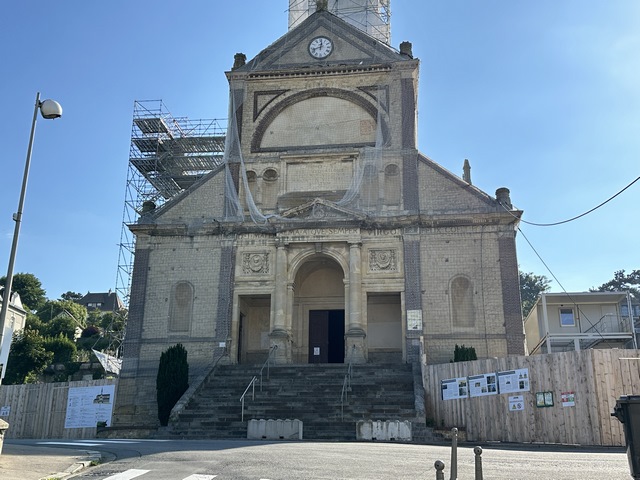 Nous montons vers l'église Notre-Dame-des-Victoires (XIXe) Le fronton présente un extrait de l'hymne Ave Maria Stella. Photo de l'intérieur dans l'album de la rando.