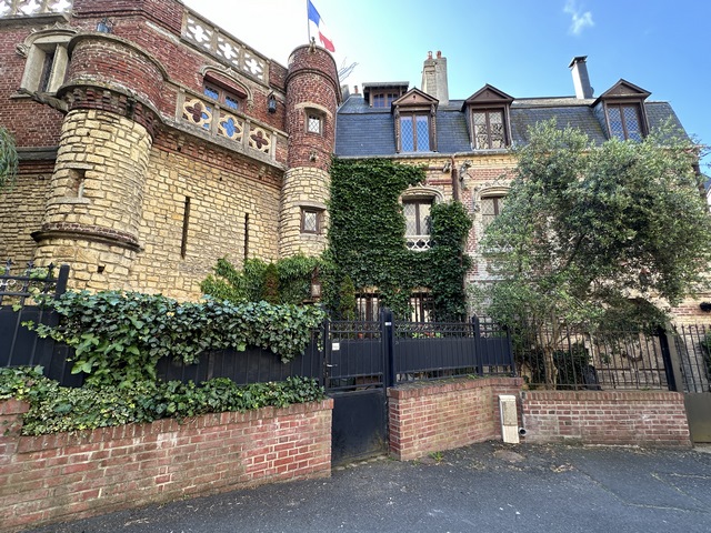 Nous contournons l'église pour voir cette étrange construction néo-gothique du XIXe. La construction a poussé la référence au moyen-âge jusqu'à l'aménagement d'un pont-levis qui enjambe un petit bassin !
