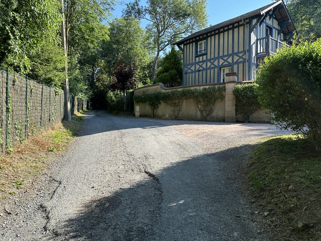 Nous sortons de Trouville par le Chemin du Rocher.
