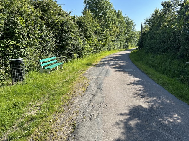 Le GR223 alterne les chemins et les petites rues qui desservent les propriétés du plateau.