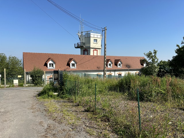 Sémaphore de Villerville (1912). C'est actuellement un sémaphore permanent qui fonctionne avec neuf personnes. Des logements pour les guetteurs ont été aménagés en 1981.