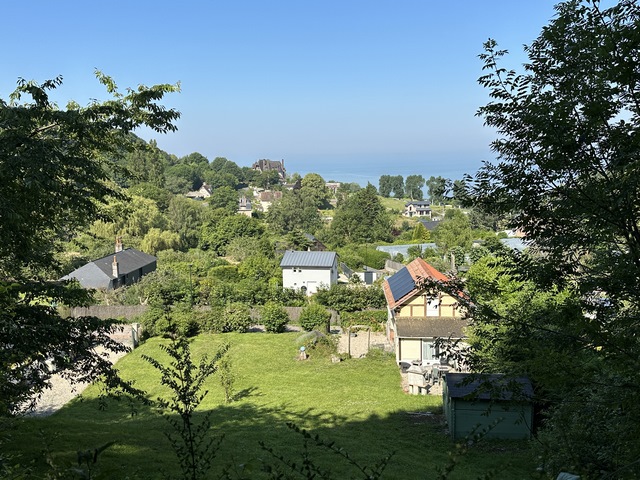 Coup d'œil sur le Grand Bec depuis le Chemin du Bois Beauvais.