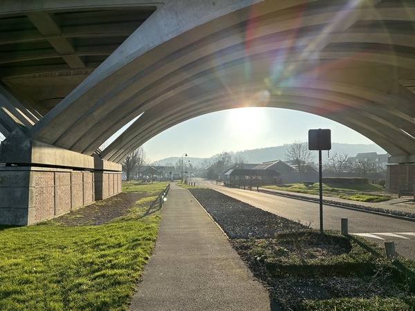 Nous sortons du parc et passons sous le viaduc qui conduit au Pont de Normandie.