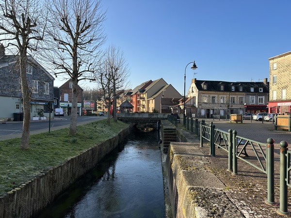 Nous arrivons au centre du bourg et traversons l'Orange sur une passerelle.