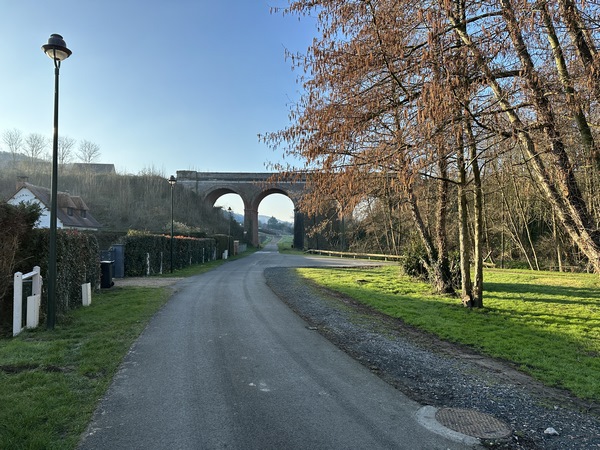 Nous sortons de la Rivière-St-Sauveur et prenons la direction des collines. Nous allons passer sous le viaduc de la ligne de Pont l'Evêque à Honfleur. C'est une ligne fermée, mais toujours en projet de réouverture.&nbsp;