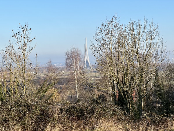 Montée sur le Chemin des Limites, avec un regard arrière vers le Pont de Normandie.