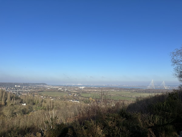Depuis un vieux belvédère, nous découvrons un panorama qui couvre la vallée de la Seine, du Pont de Normandie jusqu'à Honfleur.