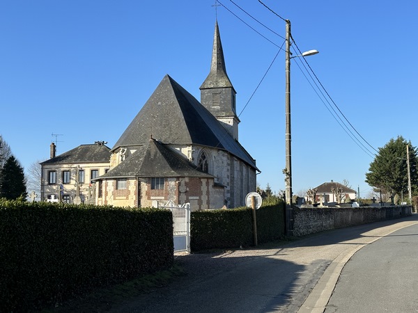 Nous tournons vers le centre d'Ablon, avec ici l'église Saint-Pierre-ès-Liens (XVe XVIe).