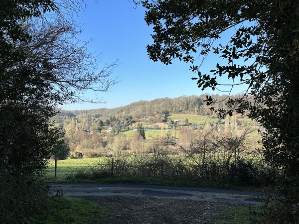 Nous allons suivre la petite route du Val de Crémanville à gauche.&nbsp;
