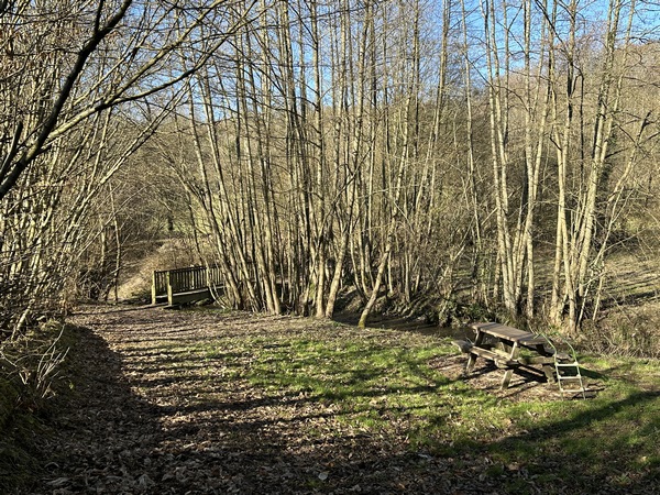 Nous arrivons près de l'Orange. Avant la passerelle, une table de pique-nique arrive à point pour prendre une pause.