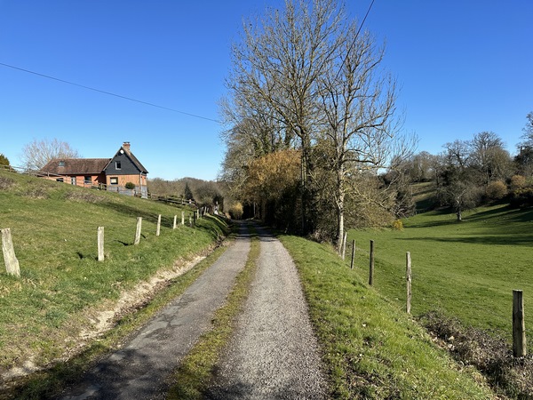 Nous voilà maintenant sur le long Chemin des Monts d'Auboeuf que nous allons suivre jusqu'à la Rivière-St-Sauveur. C'est une charmante petite route, mais elle longe l'A29. Nous ne la voyons pas, mais nous l'entendons.