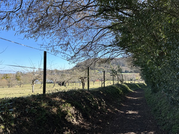 Nous contournons le centre du bourg par les chemins qui longent l'Orange.