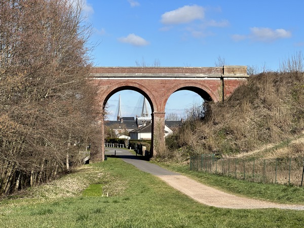 Nous voilà de retour au niveau du viaduc ferroviaire. Nous allons suivre nos traces pour retrouver le parking.