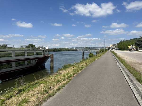 Je pars du parking de la salle de sport Robert Talbot, et longe la Seine sur le quai Lescure.