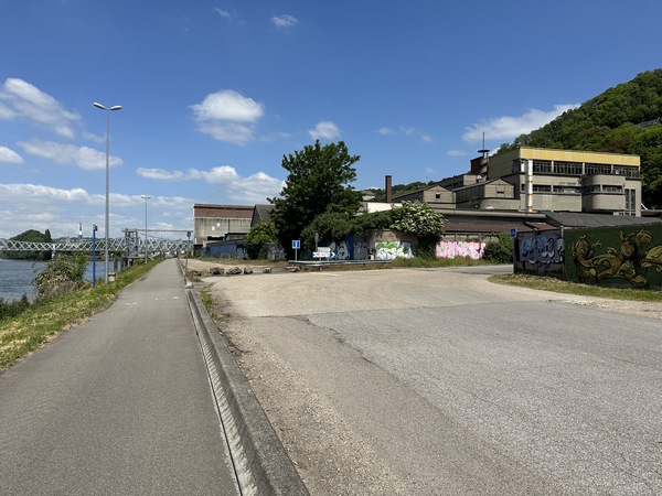 Je quitte le quai Lescure pour suivre à droite la rue du Passage d'Eau. Ce nom rappelle que le halage dans la boucle se faisait sur la rive droite : la rive gauche était marécageuse.