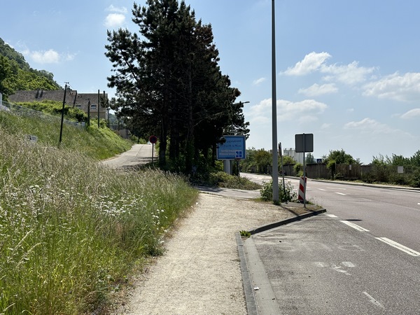 Après quelques mètres sur le trottoir de la D6015, je vais tourner à gauche dans l'allée de la Batellerie. Amfreville a été l'un des berceaux de la batellerie, et l'un de ses chantiers navals.