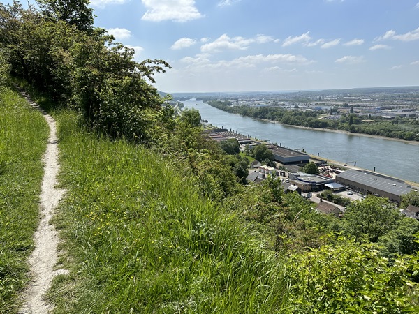 A certains endroits, le chemin longe le bord du coteau. C'est plus impressionnant que dangereux.
