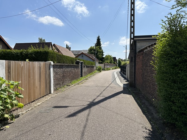 Je prends à droite la première rue du Mesnil-Esnard : la rue de Corval.&nbsp;