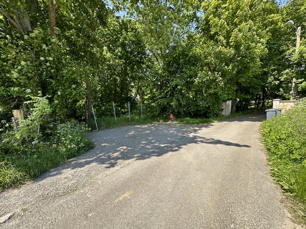 Je tourne ensuite sur la rue des Pérets qui se termine ici. Mon chemin est à gauche.