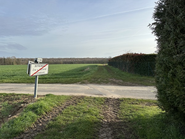 Au sommet, je traverse le C50, et je continue tout droit.