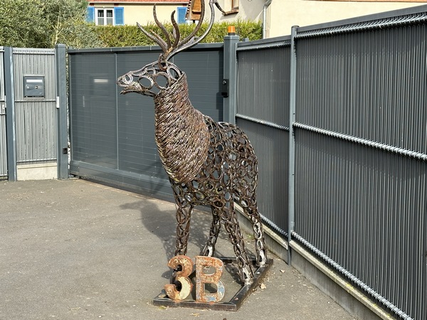 Voilà une façon originale d'indiquer le numéro de sa maison. Ce cerf est réalisé en fers à cheval !