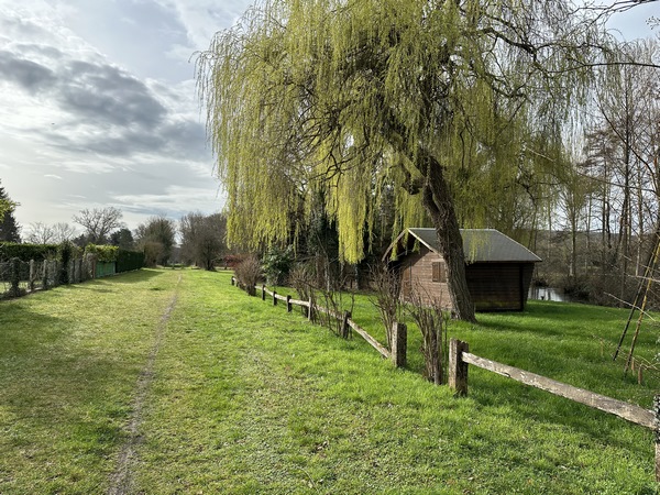 L'ancienne voie ferrée traverse Fontaine-Heudebourg.