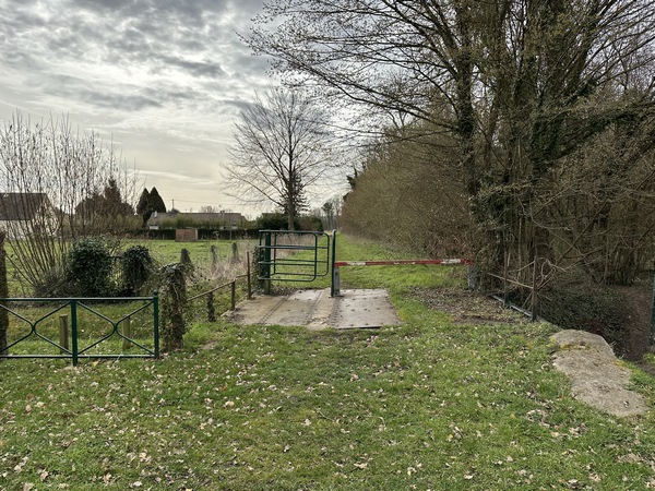 Je vais bientôt tourner à gauche et quitter l'ancienne voie ferrée