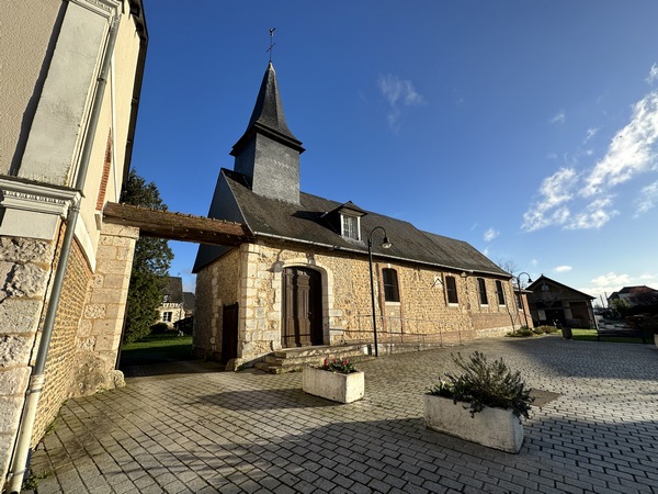 Nous longeons l'église de la Sainte-Trinité (XVIIe) et sa sinistre maxime du cadran solaire...  Une sculpture de José TORRES se trouve près de l'église (voir l'album de la rando).
