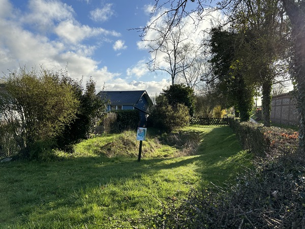 Nous longeons la mare de Bimare, longtemps utilisée par les habitants d'un plateau sans rivière. Elle est déjà sèche en cette fin mars comme on le voit.