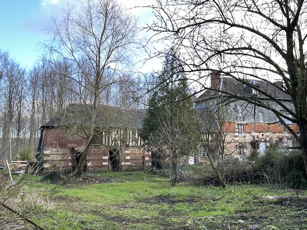 Ancienne ferme de la Robinette en cours de restauration. Elle est vétuste, mais parfaitement située !