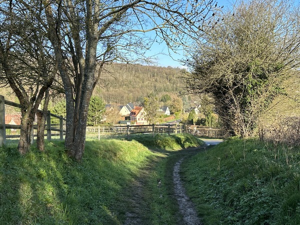 Le chemin nous conduit jusqu'à l'entrée de Fontaine-sous-Préaux.