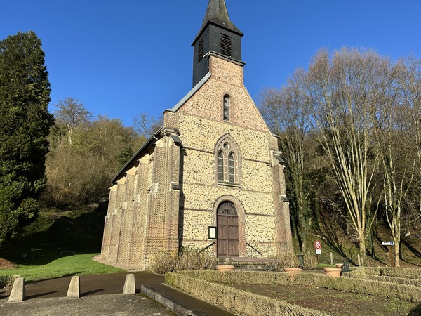 Nous longeons l'église Saint-Pierre (XIXe) de Fontaine-sous-Préaux. Le chemin monte à droite de l'église.
