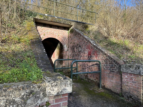Nous passons sous la voie ferrée Rouen - Amiens (de Saint-Roch à Darnétal) pour entrer en forêt.