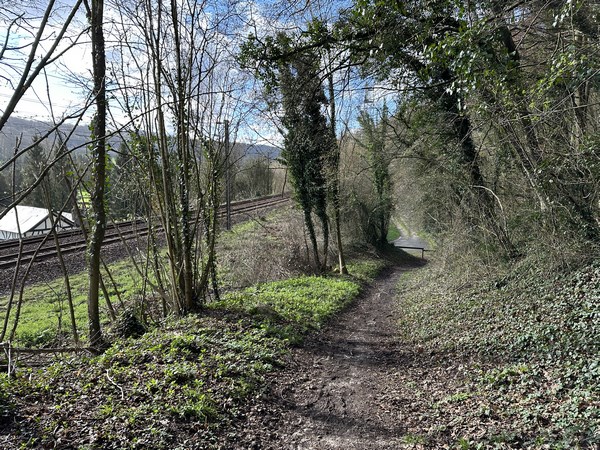 Nous allons passer sous le pont ferroviaire pour rejoindre la route de la Vallée.