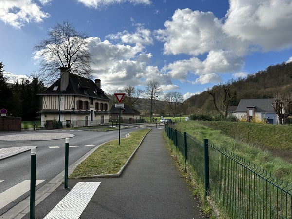 Nous allons rejoindre la voie piétonnière, à notre gauche, qui longe la route de la Vallée.
