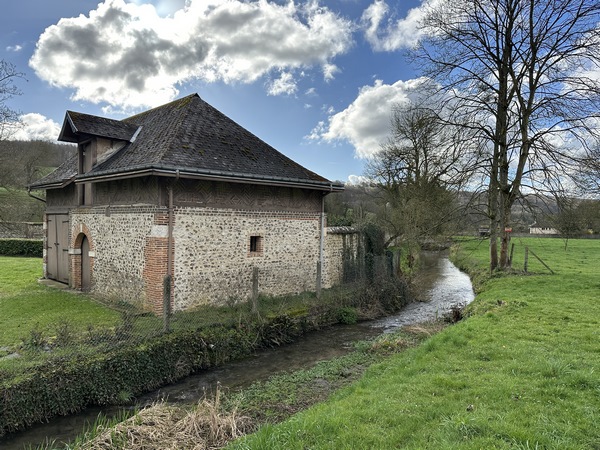 La voie piétonnière nous ouvre les délicieux paysages de la vallée du Robec.