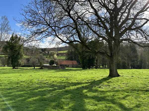 La voie piétonnière nous ouvre les délicieux paysages de la vallée du Robec.