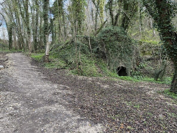 Nous passons les ruines d'un four à chaux.