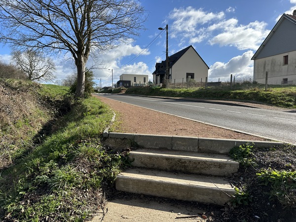 Notre chemin rejoint la route de Darnetal au sommet. L'accotement est aménagé.