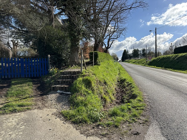 Pour éviter de marcher le long de la route, un chemin a été aménagé sur le talus.