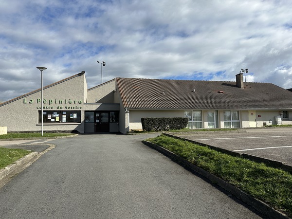 Nous arrivons au centre de loisirs La Pépinière. Nous allons le contourner par la droite.