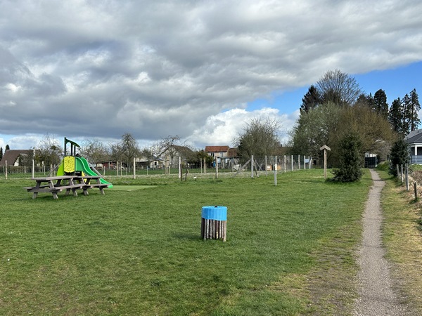 Nous suivons le chemin des Pépinières. A noter, les tables de pique-nique à gauche.