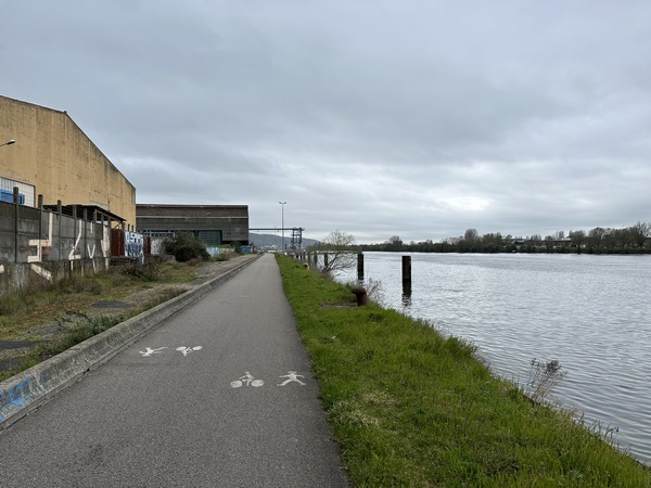 Je marche sur le quai du Pré aux Loups jusqu'à la rue du Passage d'Eau.