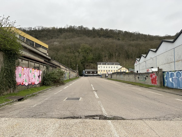 Je quitte le bord de Seine pour rejoindre la rue de la république en suivant la rue du Passage d'Eau. Ce nom rappelle que le halage dans la boucle se faisait sur la rive droite, la rive gauche étant marécageuse, c'est ici que se faisait le changement de rive.