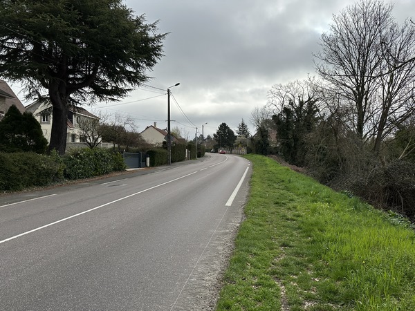 Les quelques dizaines de mètres à faire sur la Route Neuve ne sont pas aussi périlleux qu'on pourrait l'imaginer : un large accotement, puis un trottoir, permettent de marcher à l'écart des voitures.