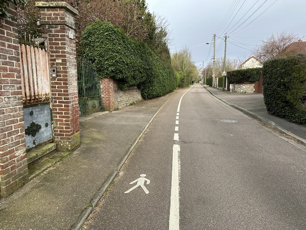 J'entre dans Bonsecours par la petite rue Léon Lebourgeois.