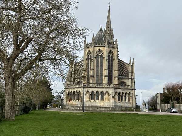 J'arrive au niveau de la basilique Notre-Dame de Bonsecours, construite au XIXe siècle sur le lieu d'un pèlerinage. Son recteur actuel est une religieuse. Des photos de l'intérieur sont dans l'album de la rando.
