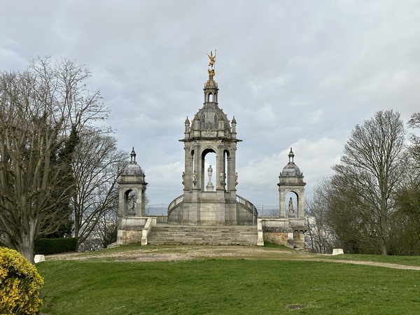 Je longe le monument Jeanne d'Arc (XIXe) qui domine Rouen, le donjon du château où elle fut enfermée, et l'archevêché où elle fut jugée. La statue de Jeanne est encadrée par celles de Sainte Marguerite et Sainte Catherine. Le corps du monument renferme une chapelle.