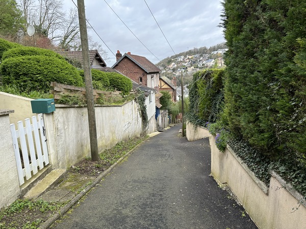 Je rejoins le sentier du Raidillon. Il porte bien son nom, mais je le prends dans le bon sens.&nbsp;
